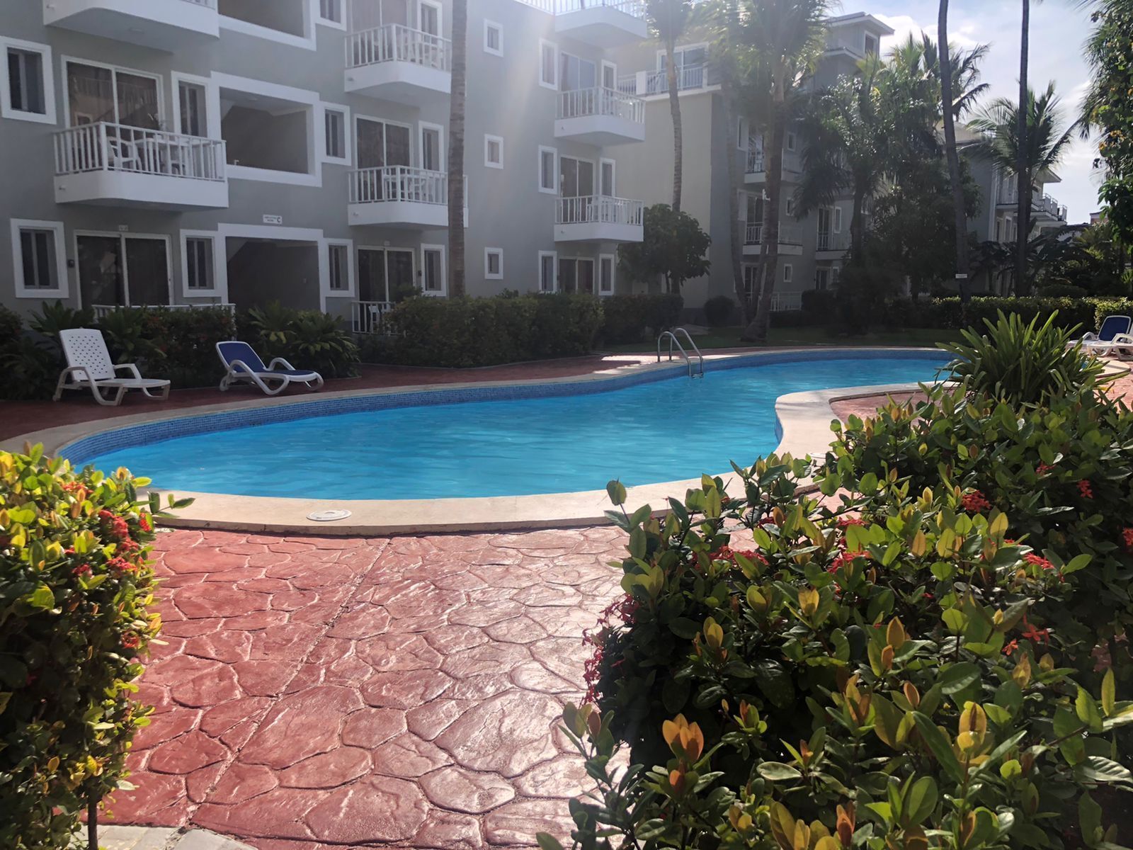 Una piscina al aire libre