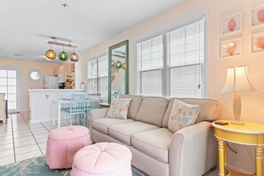 Smart TV, offices - Coral Breeze by AvantStay | Close to Beach w/ Balcony & Shared Pool! (Key West)