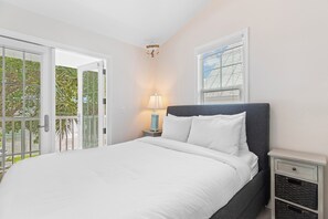 2 bedrooms, desk, free WiFi, bed sheets - Coral Breeze by AvantStay | Close to Beach w/ Balcony & Shared Pool! (Key West)