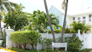 Zona tancada amb un senyal que diu "SHIPYARD CONDOMINIUMS".