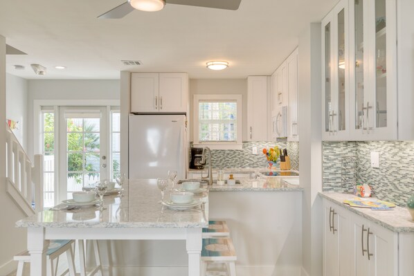 Fridge, oven, stovetop, dishwasher - Bahamian Reed by AvantStay | Walk to Everything! w/ Community Pool (Key West)