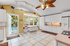 Réfrigérateur, un four, surface de cuisson, lave-vaisselle