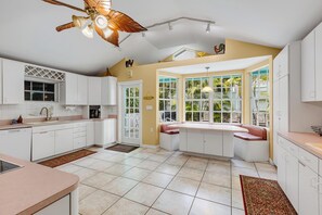 Réfrigérateur, un four, surface de cuisson, lave-vaisselle