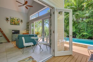Outdoor dining - Serenity by AvantStay | Guest House in Old Town w/ Shared Pool (Key West)