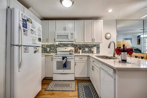 Fridge, oven, stovetop, dishwasher - Always Your Paradise by AvantStay | Shared Pool | Near Zachary Beach! (Key West)