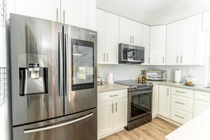 冷蔵庫、電子レンジ、オーブン、コンロ