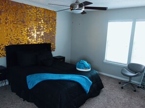 1 Schlafzimmer, Zimmersafe, Schreibtisch, Bügeleisen/Bügelbrett