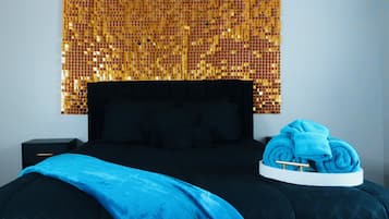 1 habitación, caja de seguridad en la habitación y escritorio