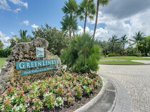 Property grounds - NEW-AMAZING LOCATION: Pool, Golf, minutes from Old Naples and Marco Island! (Naples)