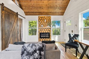 Fireplace, books - Pisgah Perfect-Hot tub and Views! (Rosman)