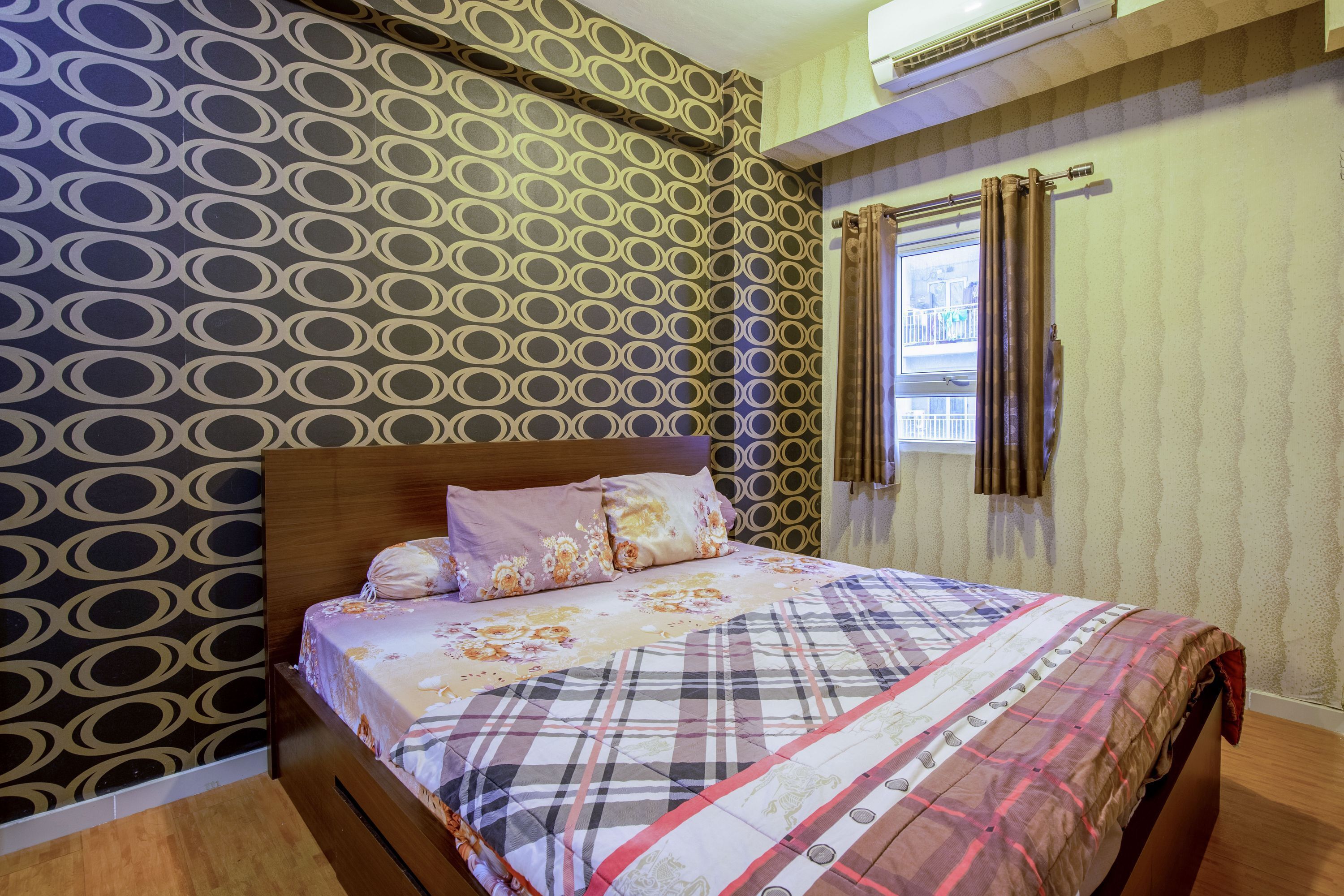 Standard Apartment | Desk, bed sheets