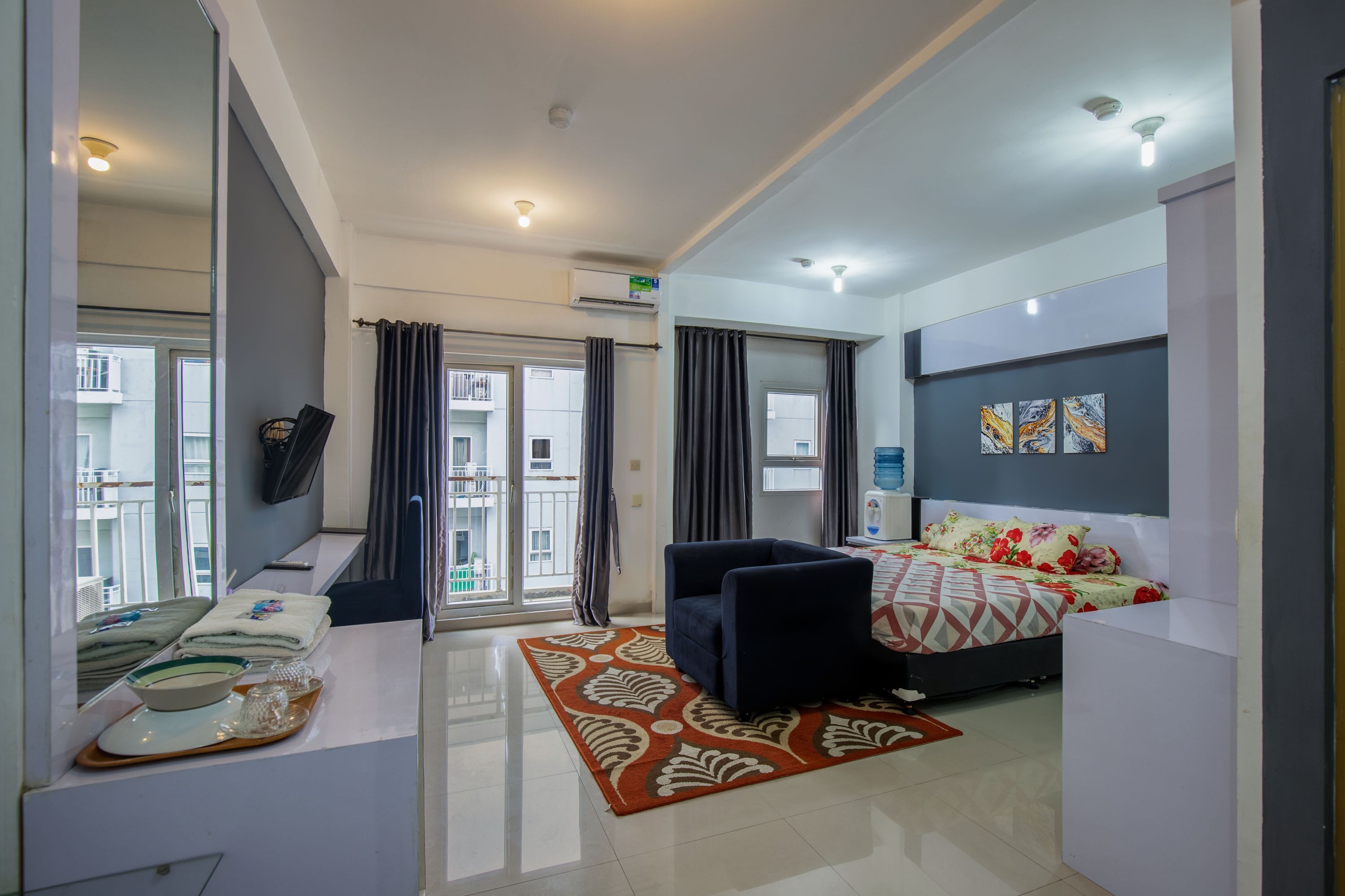 Standard Studio | Desk, bed sheets