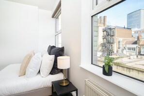 2 bedrooms, iron/ironing board, travel crib, free WiFi - WOW! 2BEDR/3BEDS PERFECT CENTRAL LOCATION (Greater London)
