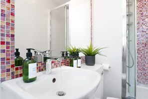 Shower, hair dryer, towels, soap - WOW! 2BEDR/3BEDS PERFECT CENTRAL LOCATION (Greater London)