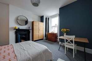 5 slaapkamers, een bureau, een strijkplank/strijkijzer, reisbedje