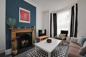 Een televisie, een open haard en een kantoor