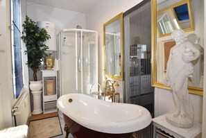 Douche, sèche-cheveux, serviettes fournies