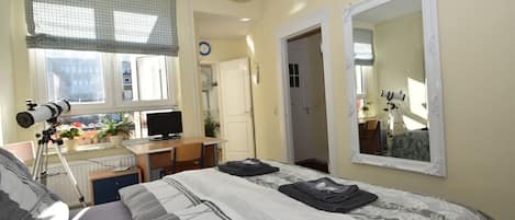 1 habitación, tabla de planchar con plancha, wifi y ropa de cama