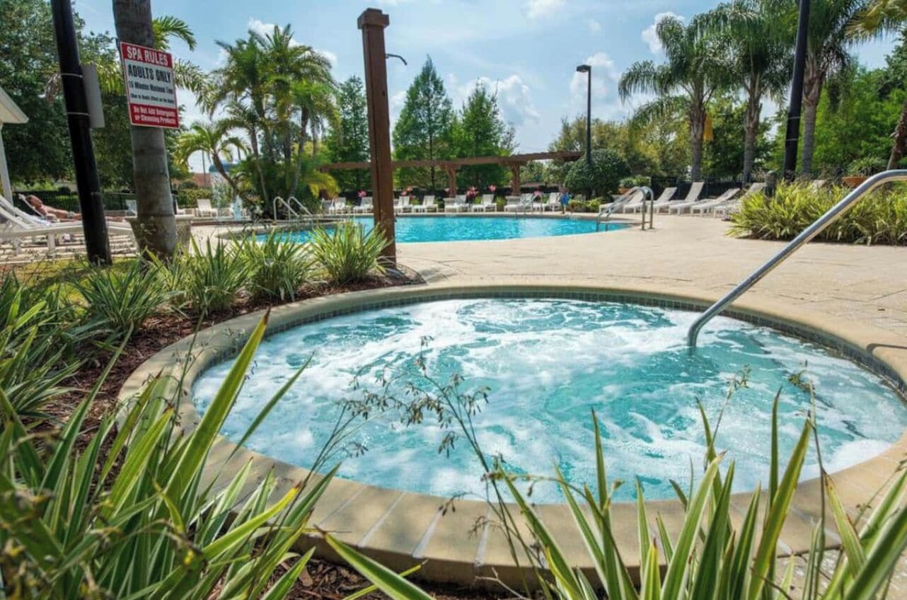 室外游泳池，恒温泳池