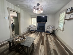 TV connectée, cheminée, console de jeux vidéo, lecteur de DVD