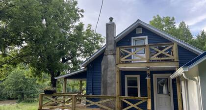 Riverside Relaxer Cottage w/Hot Tub+LRG deck+fireplace, w/ Little TN River View