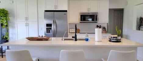 Refrigerador, microondas, parrilla de estufa y lavavajillas