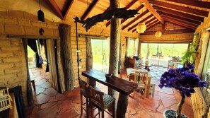 Hawk's Nest | Living area | Books - Ecopousada Toca do Guará (Alto Paraíso de Goiás)