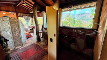 Superior chalet, uitzicht op bergen | Badkamer | Een douche, handdoeken, zeep, shampoo