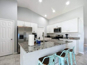 Een koelkast, een microgolfoven, een oven, een kookplaat