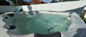 4 bedroom home Hot Tub NW Cape Coral dog friendly