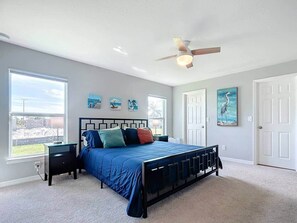 4 soverom, skrivebord, strykejern/-brett og reiseseng for barn