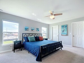 4 chambres, bureau, fer et planche à repasser, lit parapluie