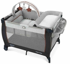 Ein flexibles Reisebett von Graco, ausgestattet mit einem Netzfach, gepolstertem Innenraum und Rollen.