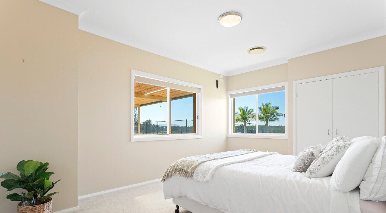 5 sovrum, värdeförvaringsskåp på rummet och skrivbord