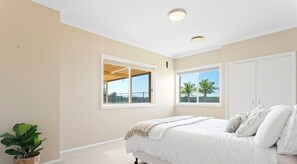 5 多间卧室、客房内保险箱、办公桌、熨斗/熨衣板