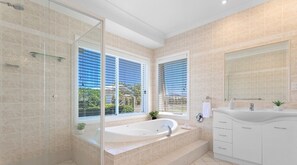 Bathtub, jetted bath, towels, soap - Beautiful Large Country Home in the Perfect Location with tennis court & theatre (Worrigee)