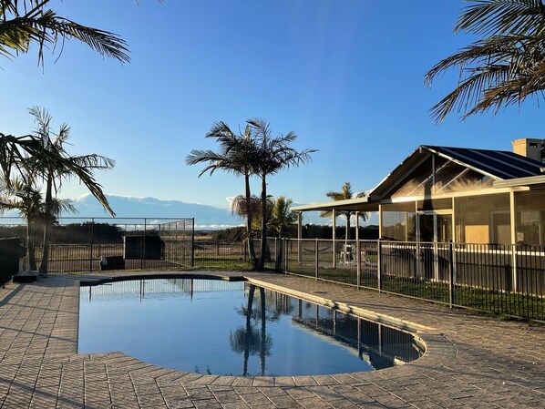 室外游泳池，恒温泳池