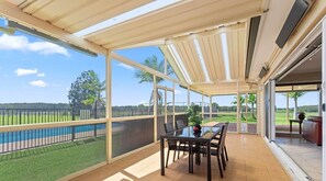 Outdoor dining - Beautiful Large Country Home in the Perfect Location with tennis court & theatre (Worrigee)