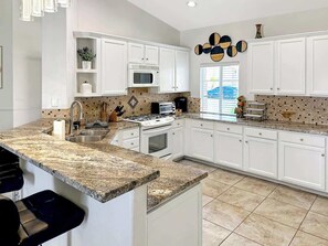 冰箱、微波炉、烤箱、炉灶