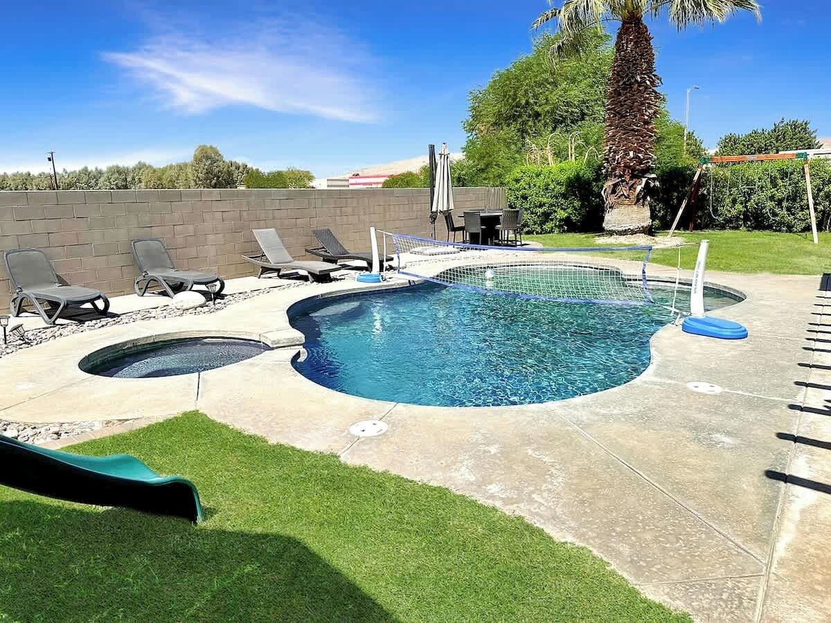 Utendørsbasseng og et oppvarmet basseng