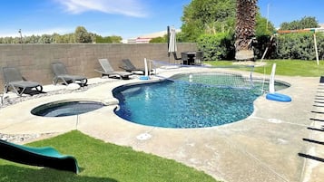 Utendørsbasseng og et oppvarmet basseng