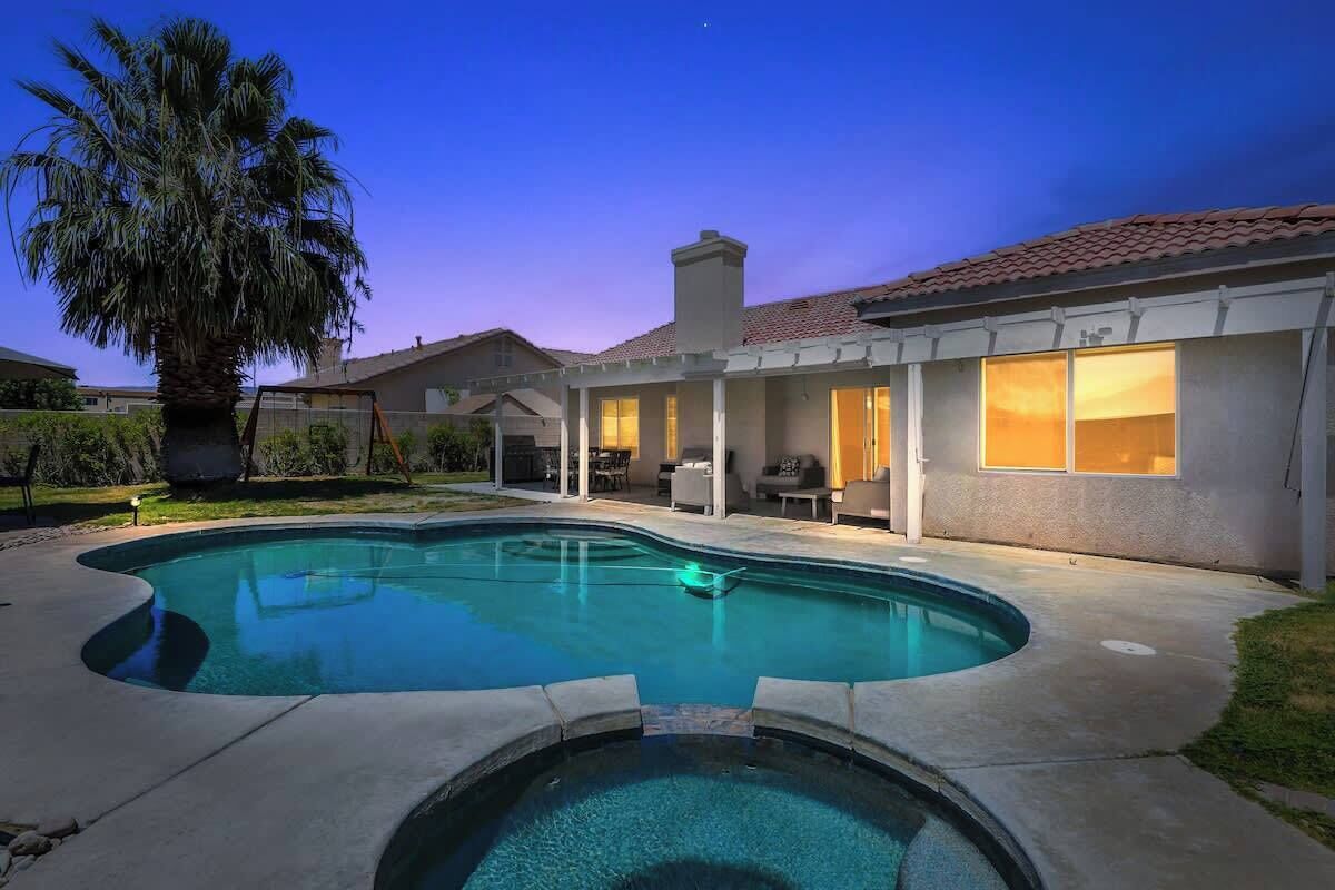 室外游泳池，恒温泳池