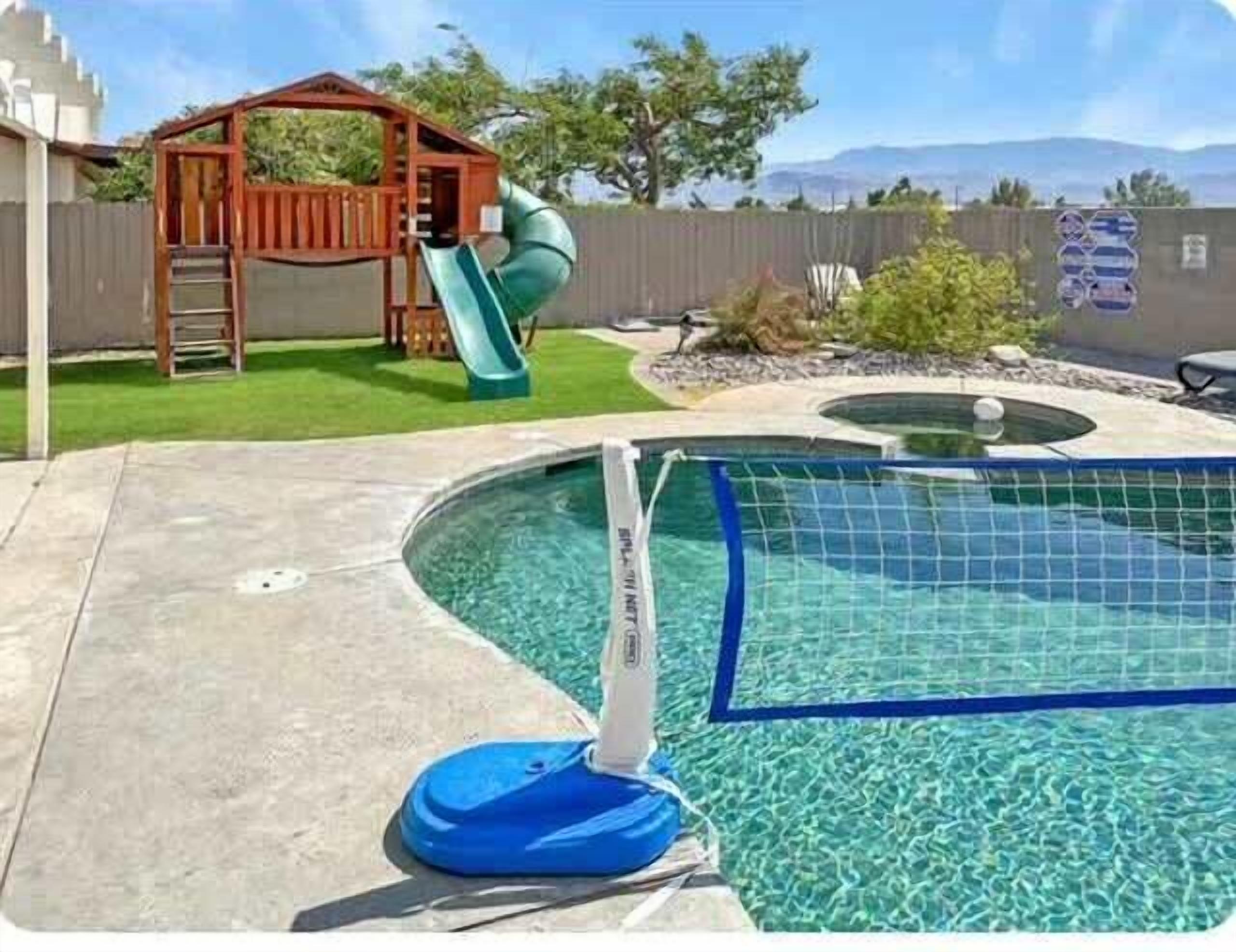 Een buitenzwembad en een verwarmd zwembad