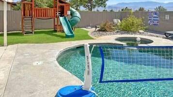 Een buitenzwembad en een verwarmd zwembad