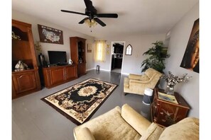 Living area - *Clean, Discounted: Relaxing, 3BR/2BA-near LRAFB (Jacksonville)
