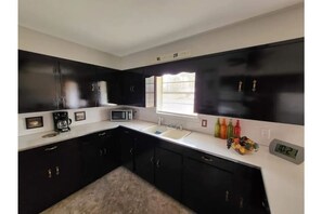 Private kitchen - *Clean, Discounted: Relaxing, 3BR/2BA-near LRAFB (Jacksonville)