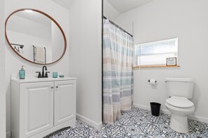 Shower, hair dryer, towels, toilet paper - Spacious Industrial Style Guesthouse (Riverview)