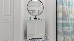 シャワー、ヘアドライヤー、タオル、トイレットペーパー