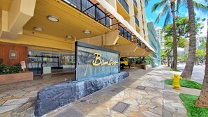 Property grounds - 7th floor Dreamy King bed Studio plus Futon and all modern touches (Honolulu)