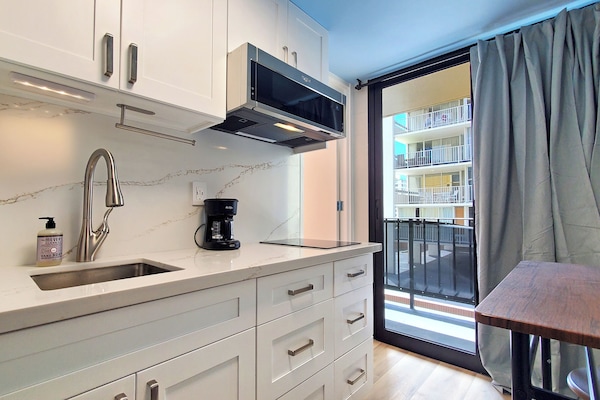 Een koelkast, een microgolfoven, een kookplaat